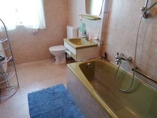 Bad mit Badewanne und WC