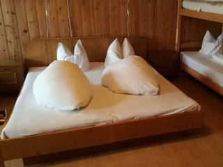 Doppelbett und Stockbett im Erdgeschoss