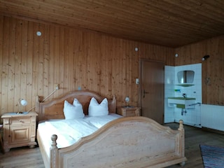 großes 4 Bett Zimmer mit Waschbecken