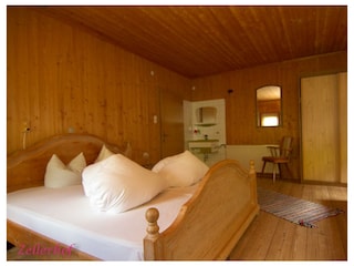 4 Bett Zimmer mit Waschbecken