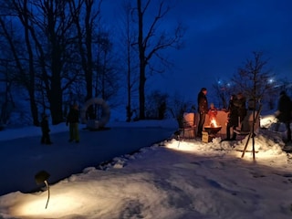 Chalet Tauplitz mit Schneebar am Abend