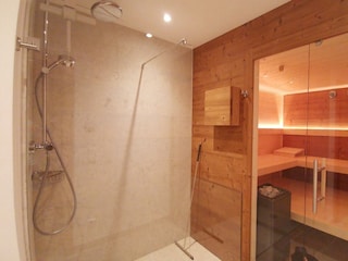 Sauna mit Dusche im Chalet Tauplitz