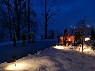 Chalet Tauplitz mit Schneebar am Abend