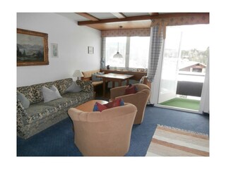 Wohnzimmer mit Zugang zum Balkon