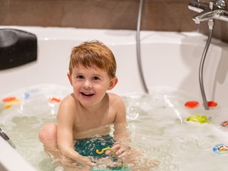Gemütlich in der großen Badewanne baden