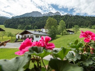 Blick vom Balkon auf den Zahmen Kaiser