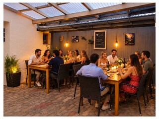 Überdachter Innenhof/Terrasse bis 16 Personen: 2 Tische