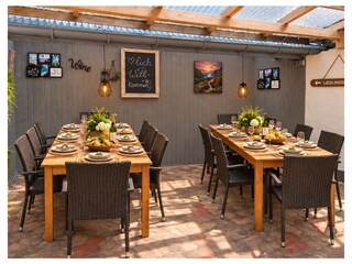 Überdachter Innenhof/Terrasse bis 16 Personen: 2 Tische