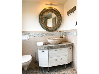 2. Badezimmer mit Dusche und Badewanne (1.OG)