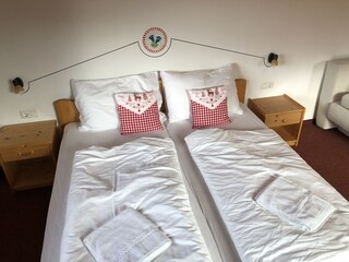 Doppelbett mit Nachttischen
