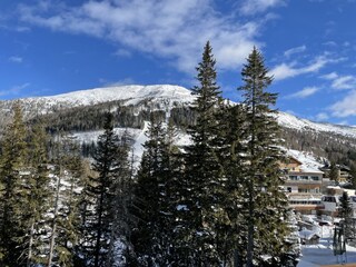 Blick vom Wohnzimmer und Balkon