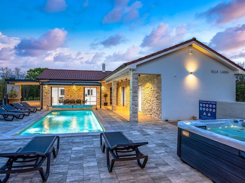 Villa Larra with pool & jacuzzi