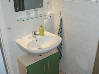 Badezimmer mit Dusche, WC, Fön,  Kosmetikspiegel usw.