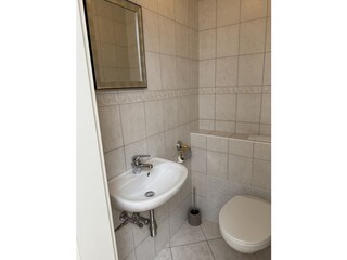 Gäste WC mit Handwaschbecken