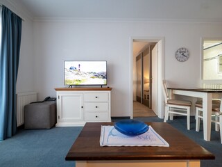 großzügiges Wohnzimmer