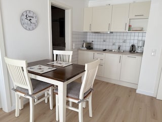 Eis Tisch mit Küchenzeile