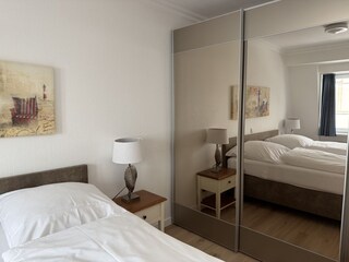 großer Kleiderschrank mir Spiegel