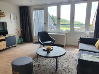 Wohnzimmer mit großer Fensterfront
