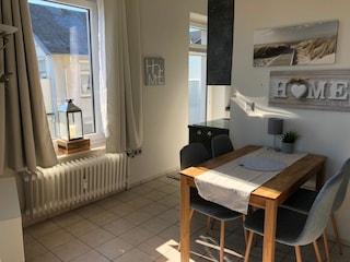 Essbereich mit Zugang zur Küche