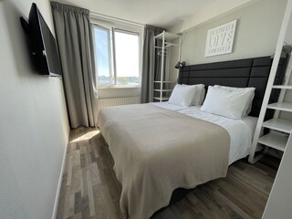 2. Schlafzimmer mit Blick auf das Wasser