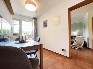 Wohn- und Essbereich mit Zugang zum Balkon
