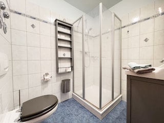Bad mit Dusche und WC