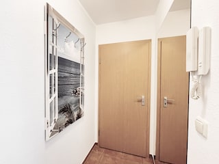 Wohnungseingang und Flur mit großem Spiegel