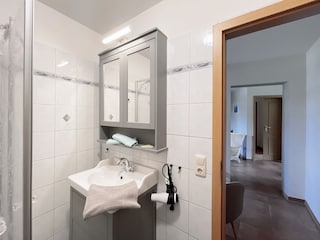 Waschtisch mit Spiegelschrank und Fön