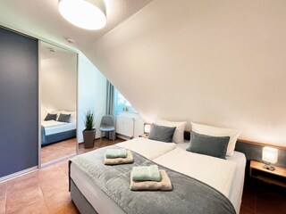 Schlafzimmer mit Boxspringbett