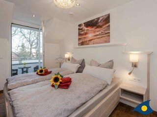 separates Schlafzimmer mit Doppelbett