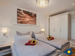separates Schlafzimmer mit Doppelbett
