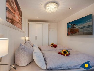 separates Schlafzimmer mit Doppelbett