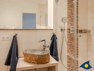 Badezimmer mit Dusche
