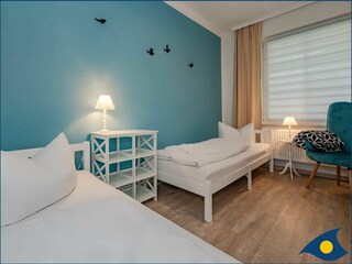 Schlafbereich mit 2 Einzelbetten und TV