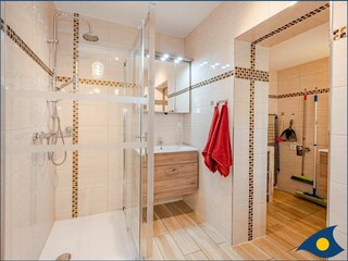 Badezimmer mit Dusche und WC