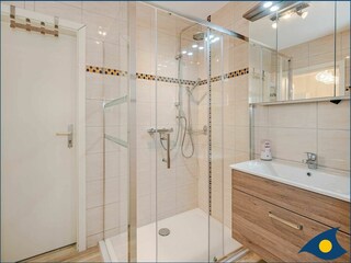 Badezimmer mit Dusche und WC