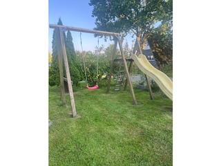 Schaukel mit Rutsche