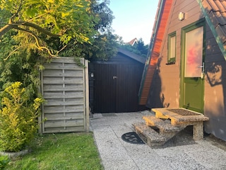Hauseingang und Fahrradschuppen