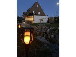 Nachtansicht Balkon mit Blick auf Bachlauf und Terrasse