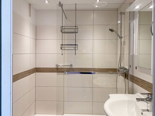 Modernes Duschbad mit WC