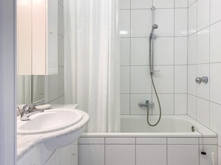 Helles Bad mit Wanne