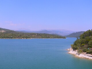 Der See "Saint Cassien" in Montauroux