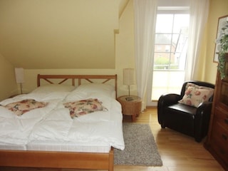 Schlafzimmer 1 mit Balkon in der 1. Etage