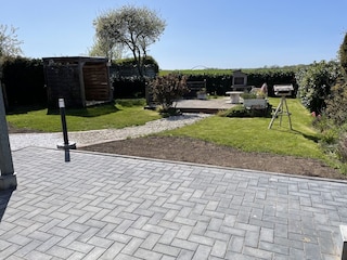 Aussicht von der Terrasse in den Garten zur Sundbrücke