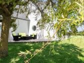 Gartenlounge unter alter Weide