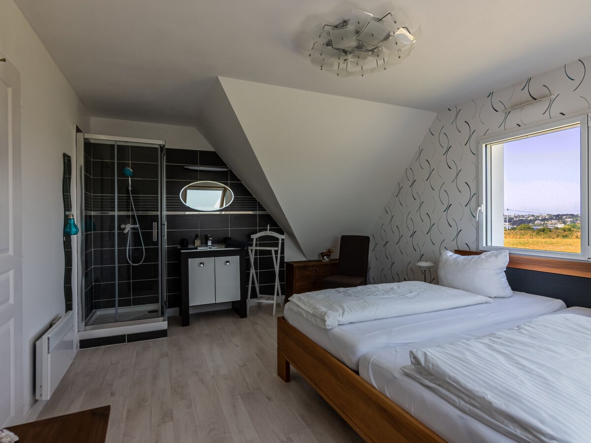 Schlafzimmer mit Ensuite Bad und Aber-blick