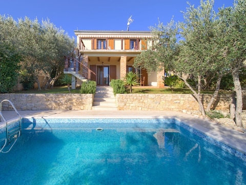 Villa Rustika con piscina e vista mare