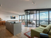 Skyflats Vienna South View Wohnraum mit Loggia