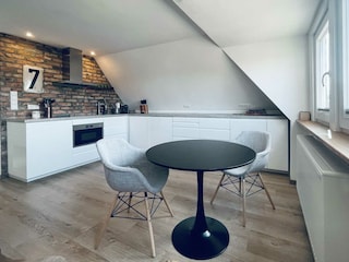 TIDE4 Apartment 8 Küchenzeile mit Essbereich