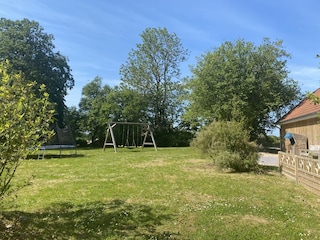 Großer Garten mit Schaukel und Trampolin